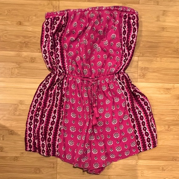 Hollister Strapless Magenta Patterned Romper (M) - Picture 1 of 2